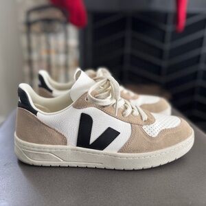 Veja V-10 Low (White/Black/Sahara)